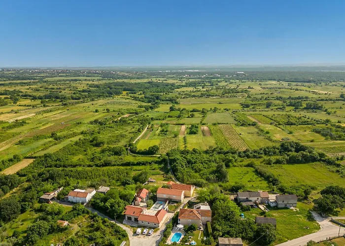 Four-bedroom With An Outdoor Swimming Pool 09 بيت للعطل *