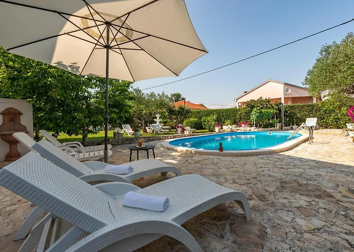 بيت للعطل Four-bedroom With An Outdoor Swimming Pool 09