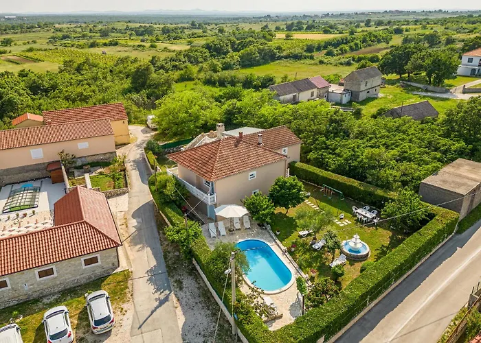 Four-bedroom With An Outdoor Swimming Pool 09 بيت للعطل Lovinac (Zadar)