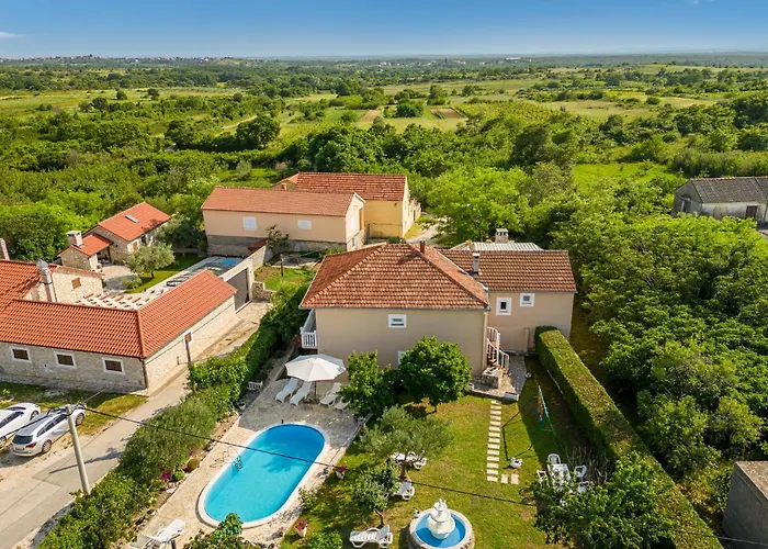 Four-bedroom With An Outdoor Swimming Pool 09 بيت للعطل