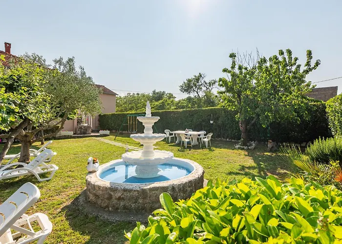 Ferienhaus Four-bedroom With An Outdoor Swimming Pool 09 *