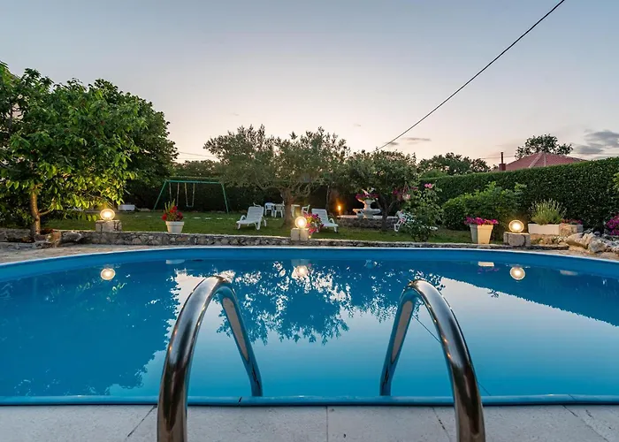 بيت للعطل Four-bedroom With An Outdoor Swimming Pool 09 *