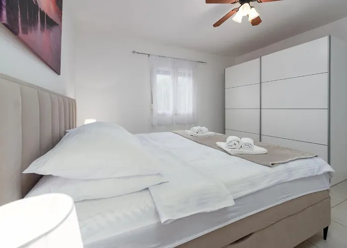 بيت للعطل Four-bedroom With An Outdoor Swimming Pool 09 Lovinac (Zadar)