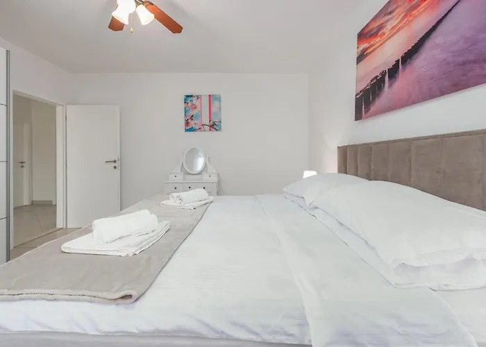Ferienhaus Four-bedroom With An Outdoor Swimming Pool 09