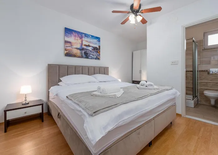 Four-bedroom With An Outdoor Swimming Pool 09 بيت للعطل