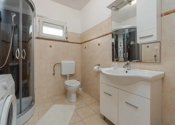 بيت للعطل Four-bedroom With An Outdoor Swimming Pool 09