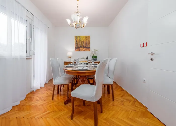 Ferienhaus Four-bedroom With An Outdoor Swimming Pool 09 Lovinac (Zadar)