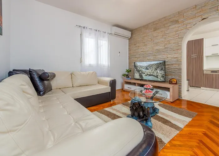Four-bedroom With An Outdoor Swimming Pool 09 *