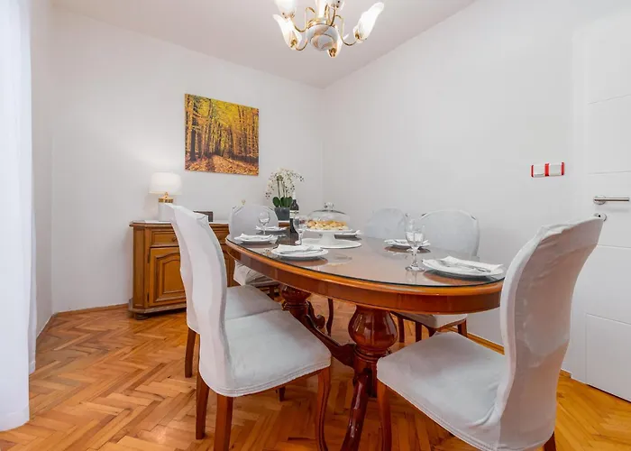 Four-bedroom With An Outdoor Swimming Pool 09