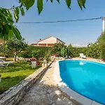 別荘 Four-bedroom With An Outdoor Swimming Pool 09