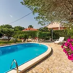 別荘 Four-bedroom With An Outdoor Swimming Pool 09