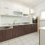Four-bedroom With An Outdoor Swimming Pool 09 *