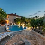 別荘 Four-bedroom With An Outdoor Swimming Pool 09 Lovinac