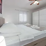 別荘 Four-bedroom With An Outdoor Swimming Pool 09 Lovinac