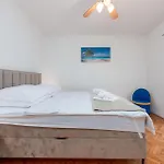 Four-bedroom With An Outdoor Swimming Pool 09