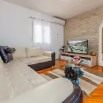 Four-bedroom With An Outdoor Swimming Pool 09 *