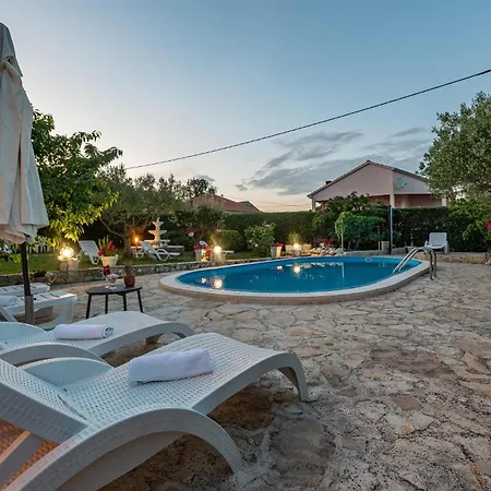 Four-bedroom With An Outdoor Swimming Pool 09