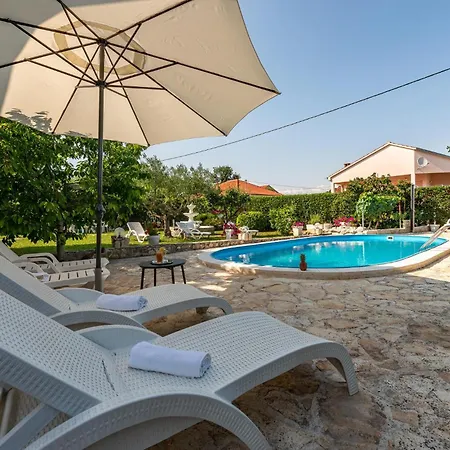 Prázdninový dům Four-bedroom With An Outdoor Swimming Pool 09