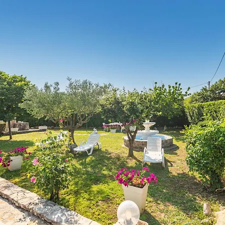 Four-bedroom With An Outdoor Swimming Pool 09 *