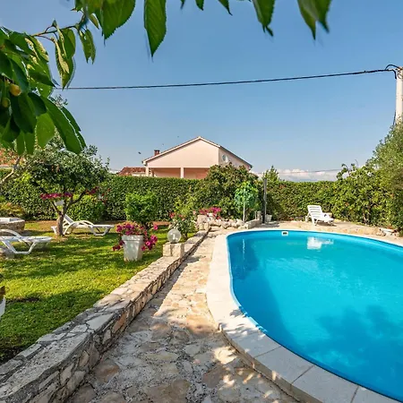 Prázdninový dům Four-bedroom With An Outdoor Swimming Pool 09