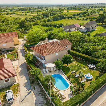 Four-bedroom With An Outdoor Swimming Pool 09 別荘 Lovinac