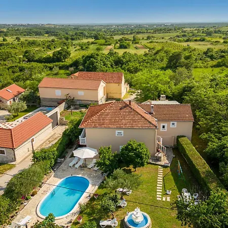 Four-bedroom With An Outdoor Swimming Pool 09 Prázdninový dům
