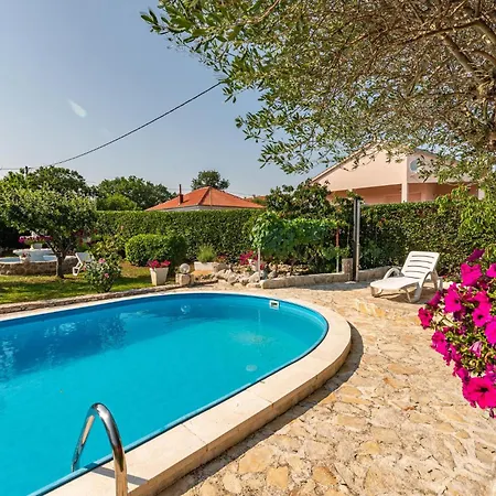 Prázdninový dům Four-bedroom With An Outdoor Swimming Pool 09