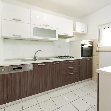 Four-bedroom With An Outdoor Swimming Pool 09 *
