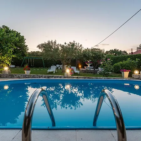 別荘 Four-bedroom With An Outdoor Swimming Pool 09 *
