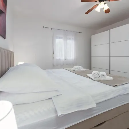 Prázdninový dům Four-bedroom With An Outdoor Swimming Pool 09 Lovinac (Zadar)