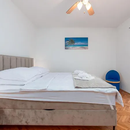 Four-bedroom With An Outdoor Swimming Pool 09