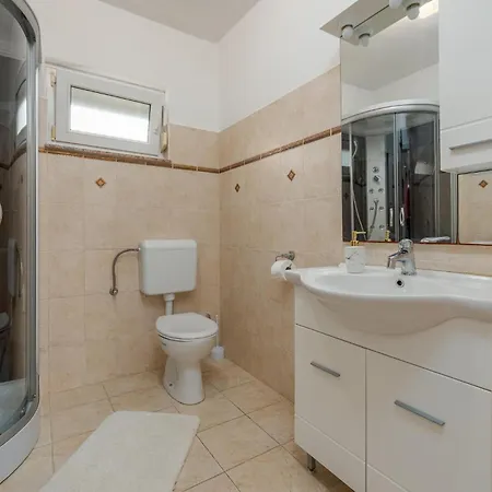 Prázdninový dům Four-bedroom With An Outdoor Swimming Pool 09