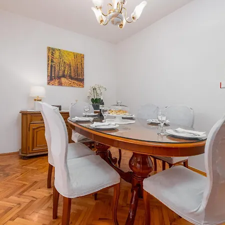 Four-bedroom With An Outdoor Swimming Pool 09