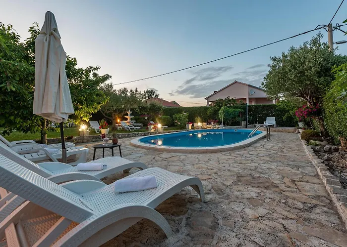 Four-bedroom With An Outdoor Swimming Pool 09