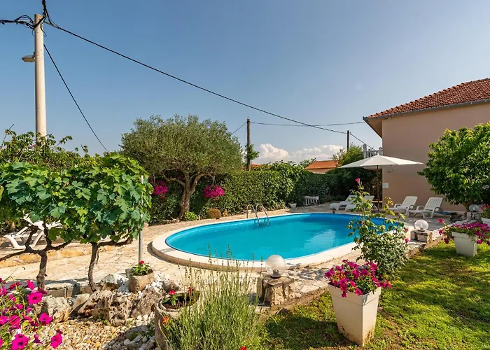 Ferienhaus Four-bedroom With An Outdoor Swimming Pool 09 *