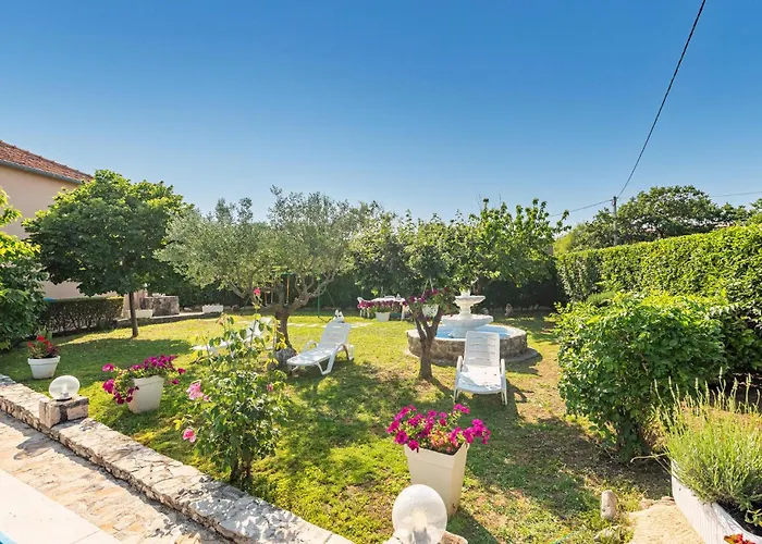 Four-bedroom With An Outdoor Swimming Pool 09 *