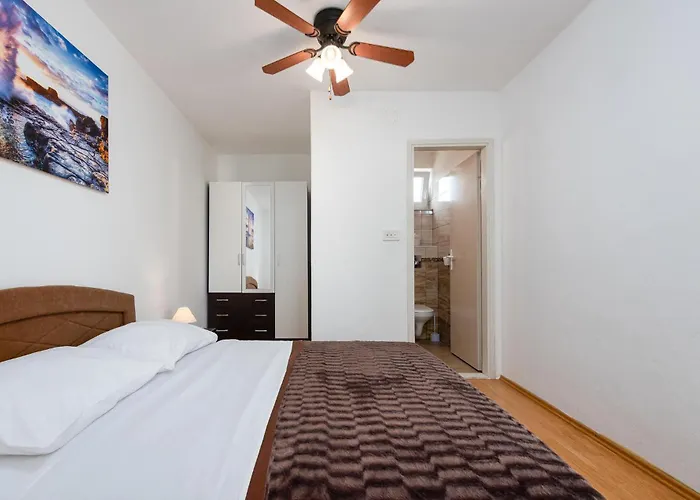 Four-bedroom With An Outdoor Swimming Pool 09