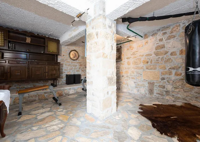 Ferienhaus Four-bedroom With An Outdoor Swimming Pool 09 Lovinac (Zadar)
