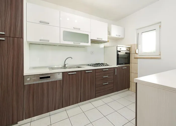 Four-bedroom With An Outdoor Swimming Pool 09 *