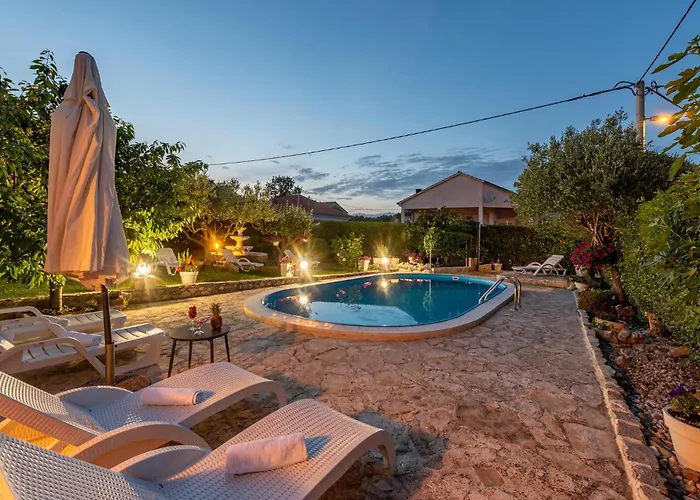 Four-bedroom With An Outdoor Swimming Pool 09 Ferienhaus Lovinac (Zadar)