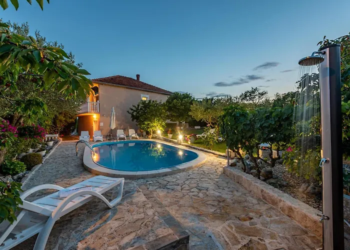 Ferienhaus Four-bedroom With An Outdoor Swimming Pool 09 Lovinac (Zadar)