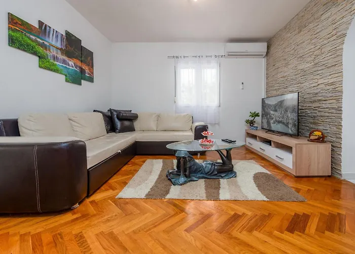 Ferienhaus Four-bedroom With An Outdoor Swimming Pool 09 *