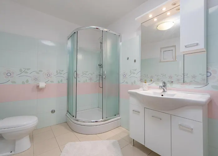 Four-bedroom With An Outdoor Swimming Pool 09 Ferienhaus Lovinac (Zadar)