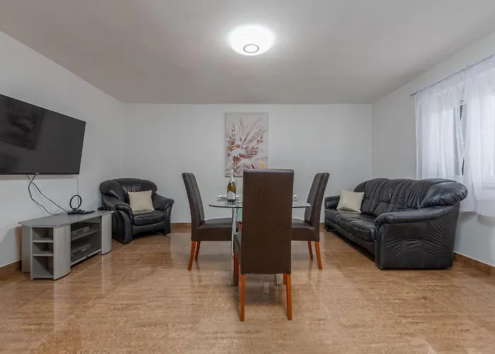 Ferienhaus Four-bedroom With An Outdoor Swimming Pool 09 Lovinac (Zadar)