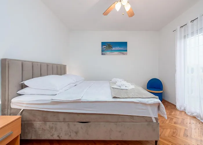 Four-bedroom With An Outdoor Swimming Pool 09